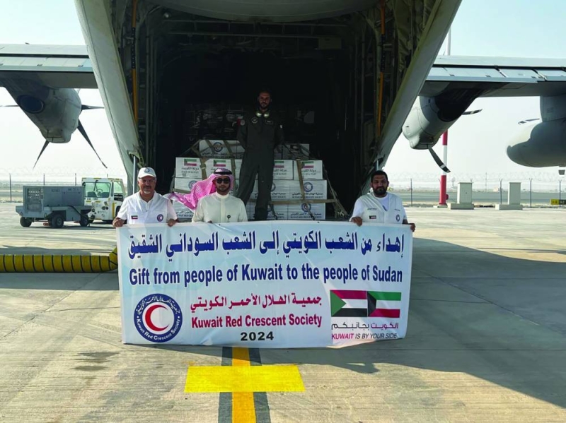 مسؤولو «الهلال الأحمر» قبيل إقلاع الطائرة