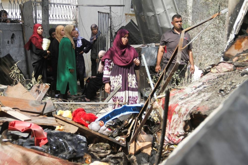 فلسطينيون يبحثون عن ناجين بين الأنقاض في بيت لاهيا
(رويترز)