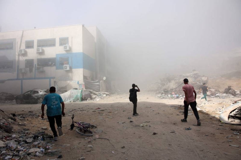 دخان متصاعد من مبنى استهدفته غارة إسرائيلية في حي الرمال
 (أ ف ب)