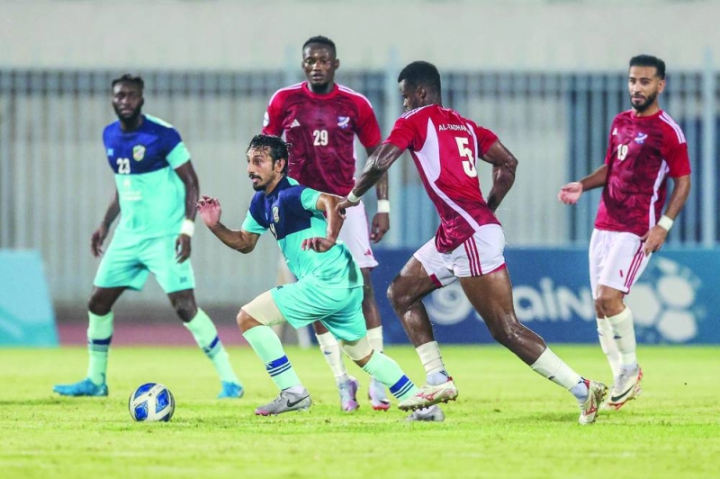 


سيف الحشان محاصراً
بين مدافعي التضامن 