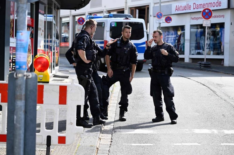 عناصر من الشرطة في مكان الحادث غرب ألمانيا (أ ف ب)