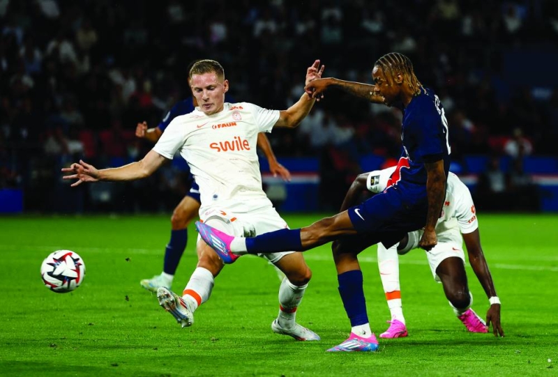 برادلي باركولا مسدداً الكرة على مرمى مونبلييه