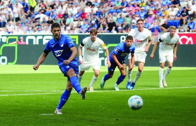 


أندريج كراماريتش مسجلاً هدفه الأول من ركلة جزاء في مرمى هولشتاين كيل 