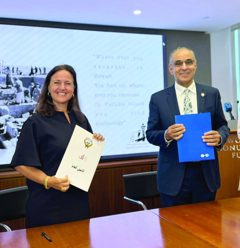 


محمد الجسار وبيندكت دي مونتلور خلال توقيع مذكرة التفاهم 