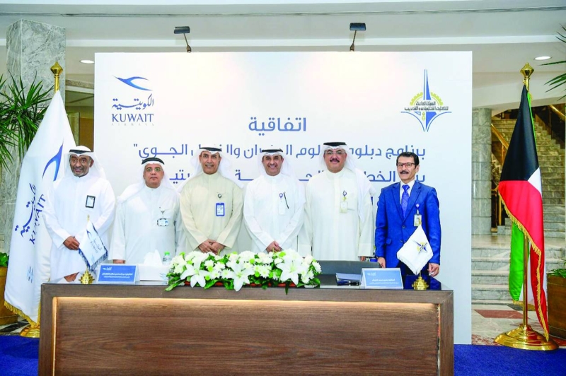 


الفقعان والفجام يتوسطان أحمد الكريباني وباسل العجمي وجلال الطبطبائي ونبيل القلاف 