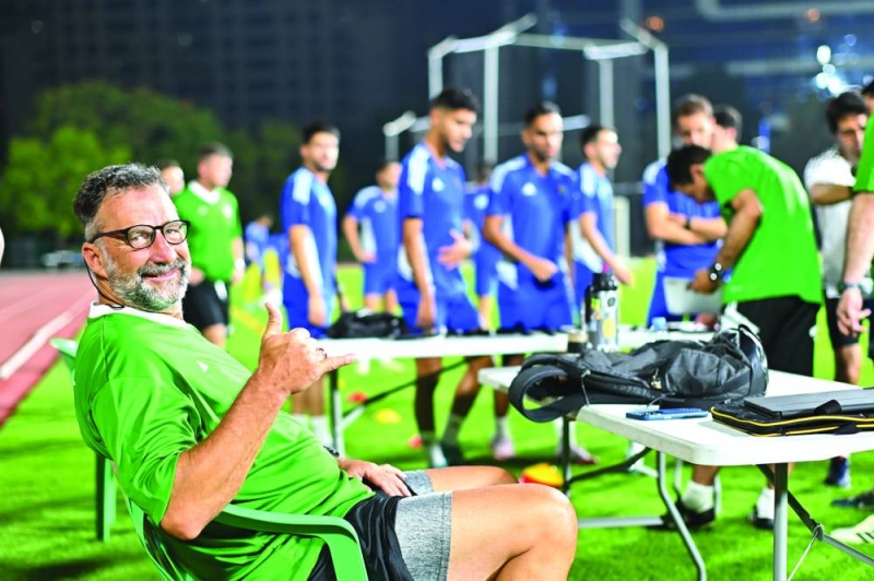 


الظهور الاول للمدرب أنتونيو بيتزي مع «الأزرق» 