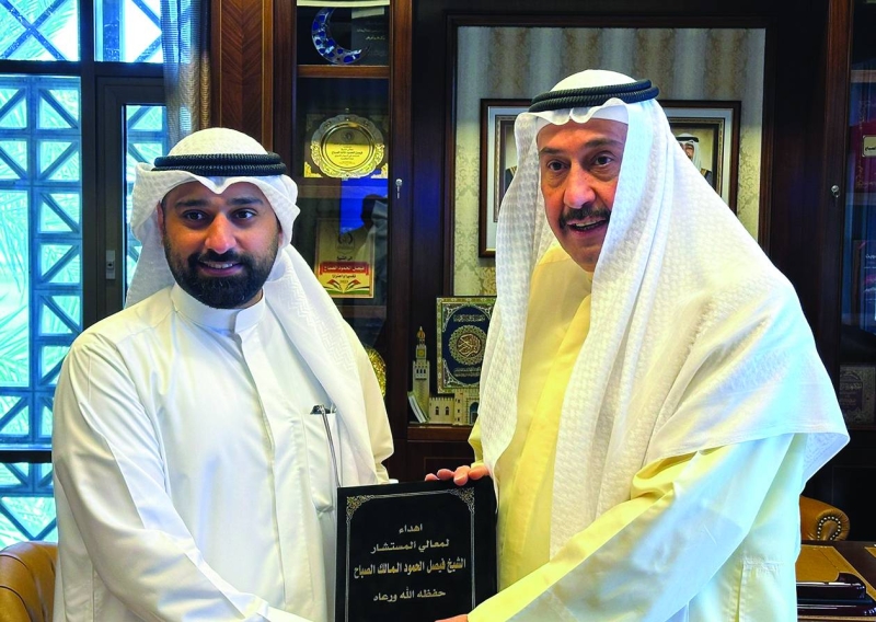 


الحمود يتسلم الرسالة من الريس 