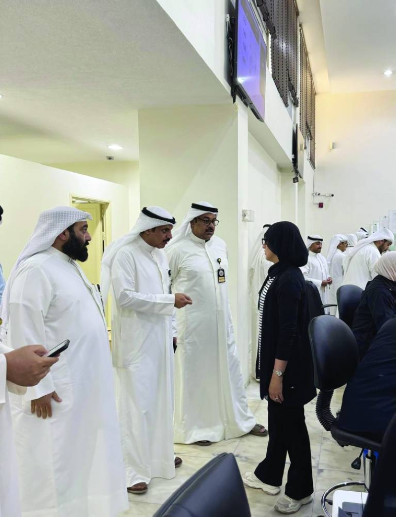 


الحميدي وقياديو الهيئة خلال الجولة 