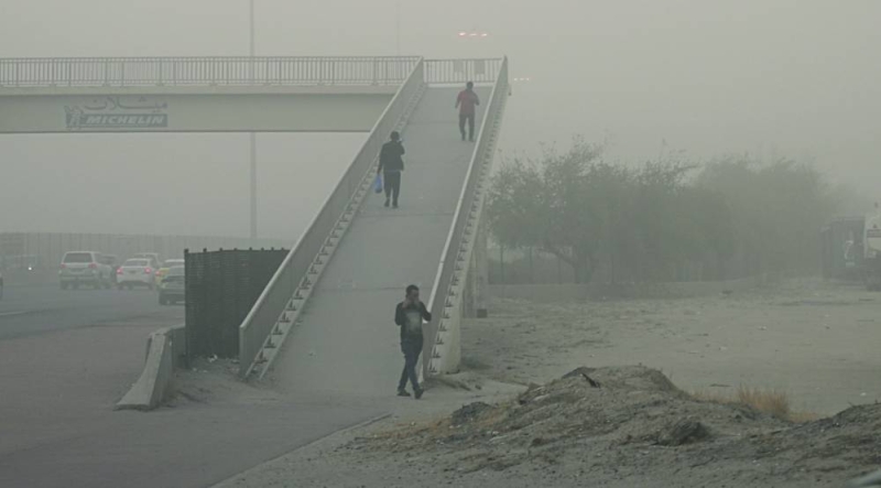 


الغبار فاجأ المشاة 