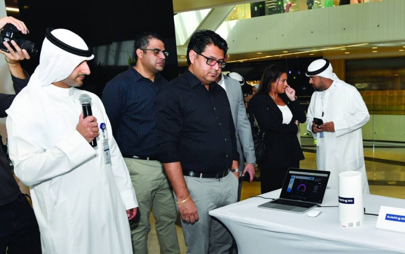 زوار يختبرون التقنية الجديدة