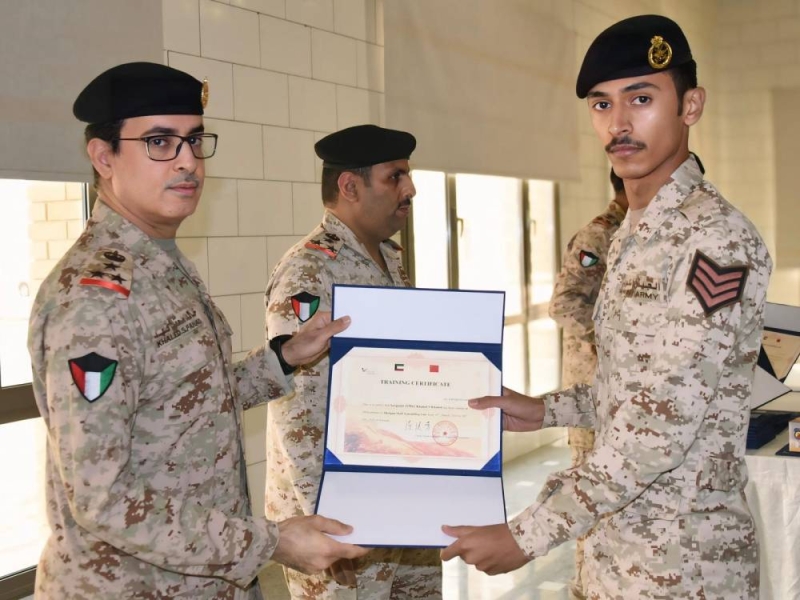 خريج يتلقى التكريم