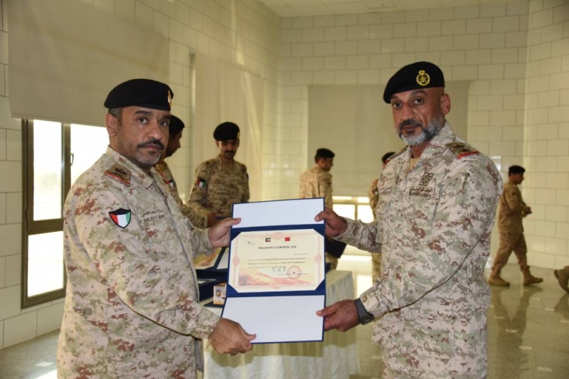 ضابط يتسلم شهادة التكريم