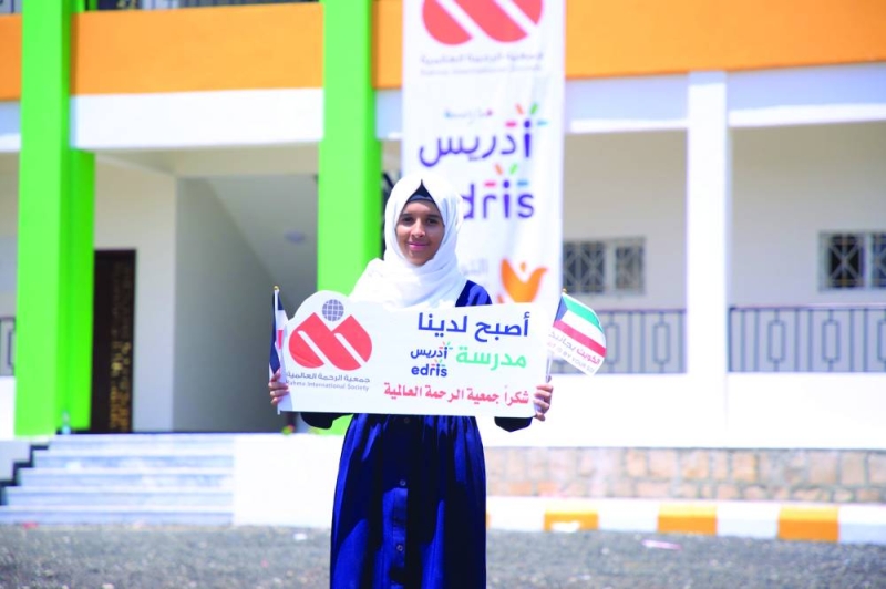 طالبة تعبر عن فرحتها بافتتاح المدرسة