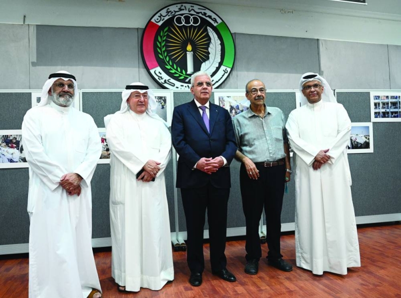 طهبوب متوسطاً رئيس وأعضاء جمعية الخريجين  (تصوير نايف العقلة)