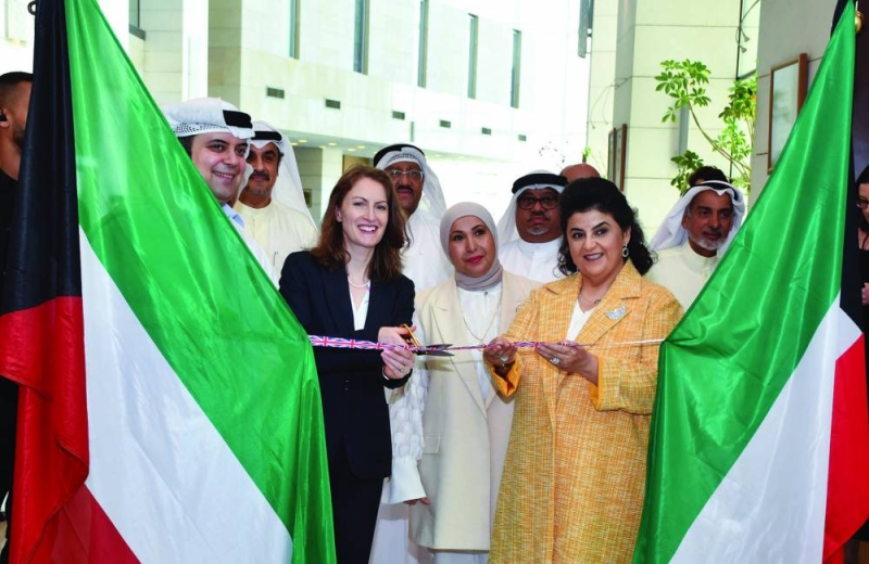 


السفيرة البريطانية والشيخة هالة البدر تقصان شريط افتتاح المعرض 