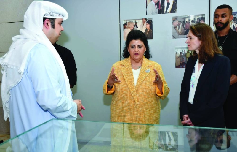 


حديث حول المعروضات بين لويس والبدر ودشتي 