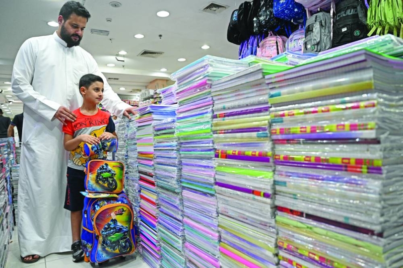 


 التسوق مع الأبناء.. استعداداً للمدارس 