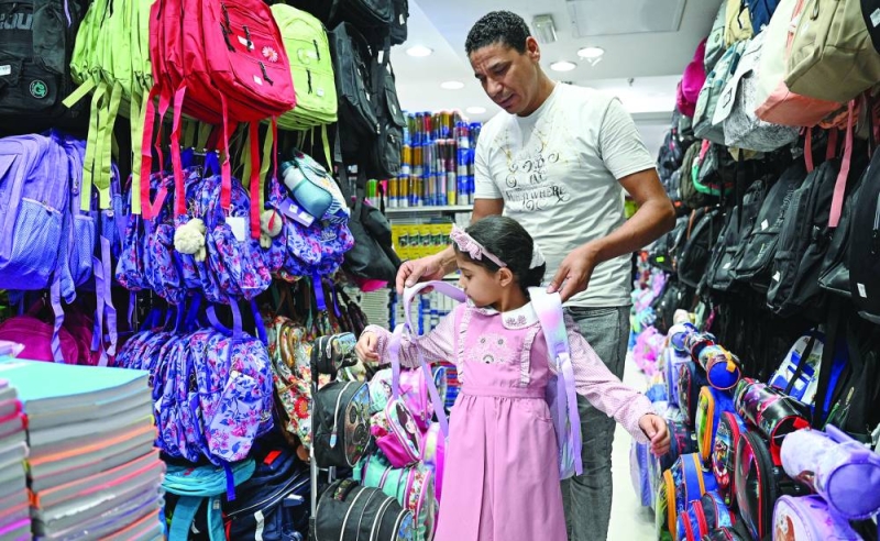 اختيار الحقيبة المناسبة (تصوير نايف العقلة)