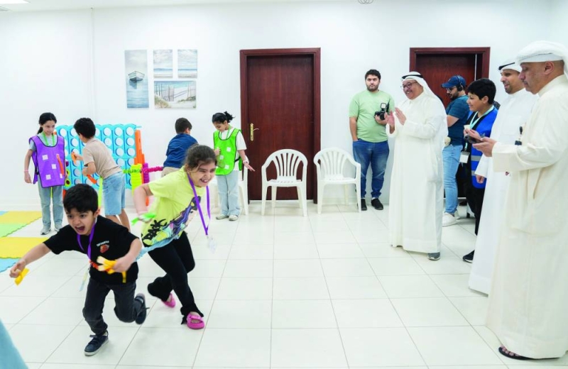 


ناصر الشيخ خلال جولته في مركز شباب الدعية 