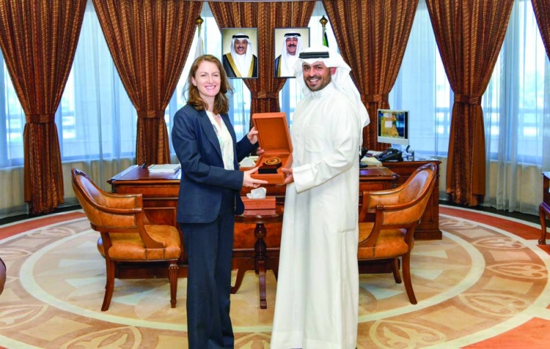 محافظ مبارك الكبير خلال استقباله السفيرة البريطانية 