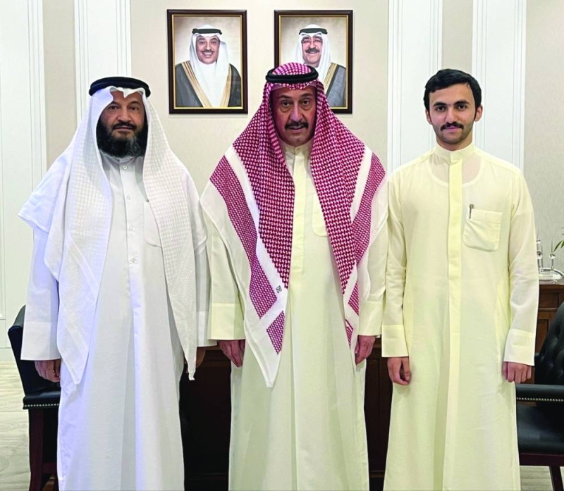 الحمود مُتوسّطاً جابر العتيبي ونجله نايف