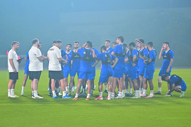 


الرطوبة تغطي الأجواء في الملعب 