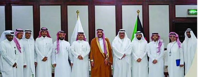 


الجحيدلي وفوده يتوسّطان مسؤولين من الجانبين 