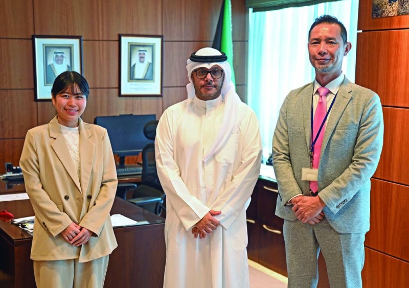 


الزيدان يتوسط وفد السفارة اليابانية	 (تصوير نايف العقلة) 