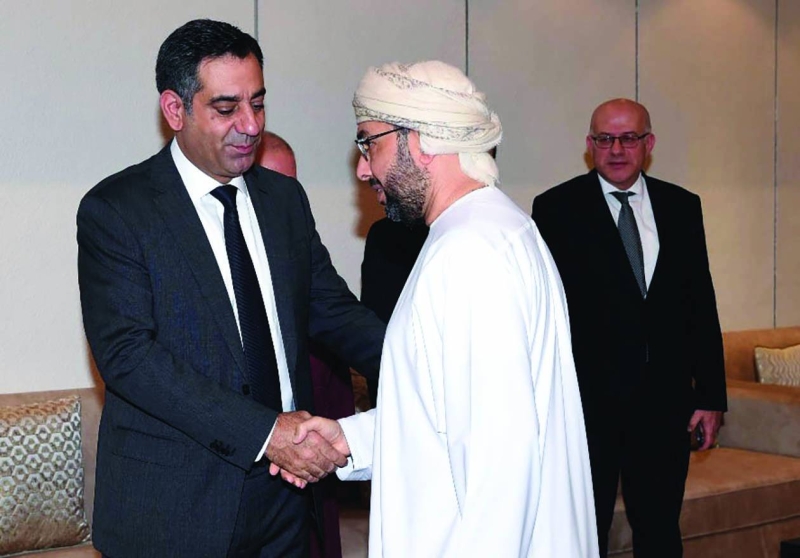 


سفير عُمان صالح الخروصي معزياً 