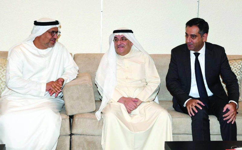 


محمد الصقر وإلى يمينه سفير الإمارات مطر النيادي خلال العزاء 