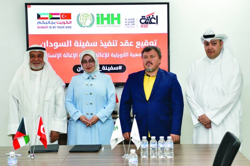 


السفيرة التركية وعبدالعزيز العبيد وجمال النوري وممثل و«الإغاثة الإنسانية» التركية على هامش توقيع العقد 