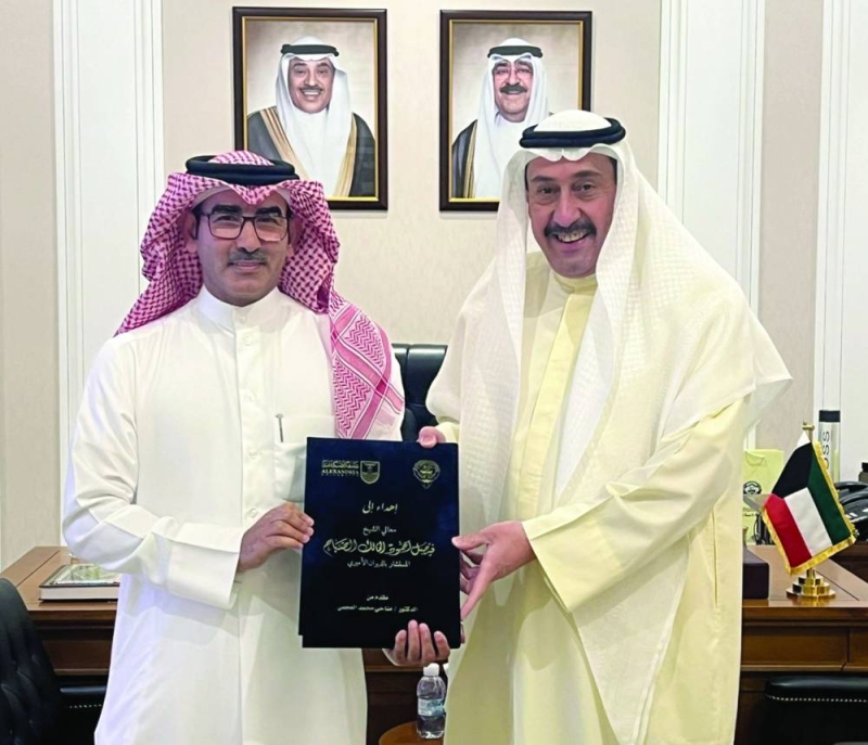 


فيصل الحمود متلقياً رسالة الدكتوراه من مناحي العجمي 