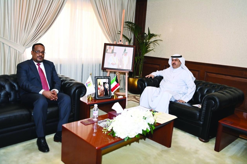 


محافظ حولي خلال استقباله السفير الإثيوبي 