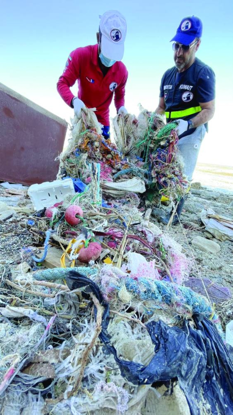 مئات الأطنان من الشباك والمخلفات البلاستيكية انتشلها فريق الغوص