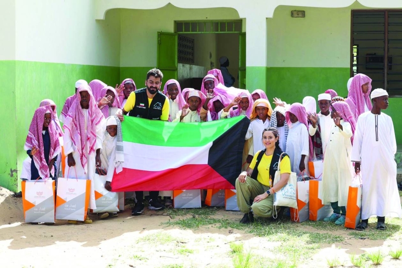 


أعضاء من الفريق التطوعي الكويتي مع أطفال كينيين 