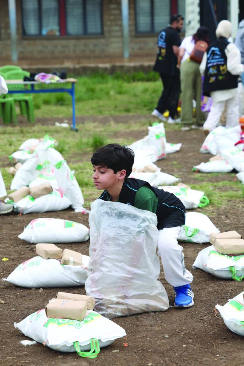 


طفل كويتي يُساعد في تقديم المعونات 