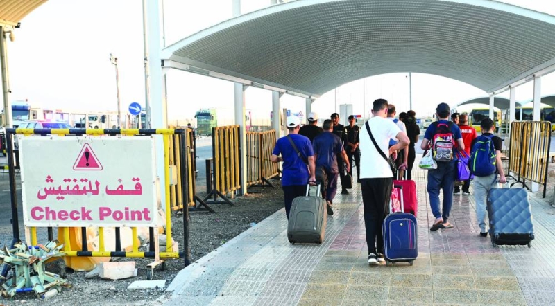 تفتيش أمني للعابرين في منفذ العبدلي شمال البلاد	 (تصوير نايف العقلة) 