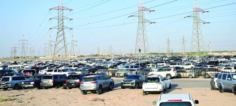 مركبات الزوار بحماية رجال الأمن 