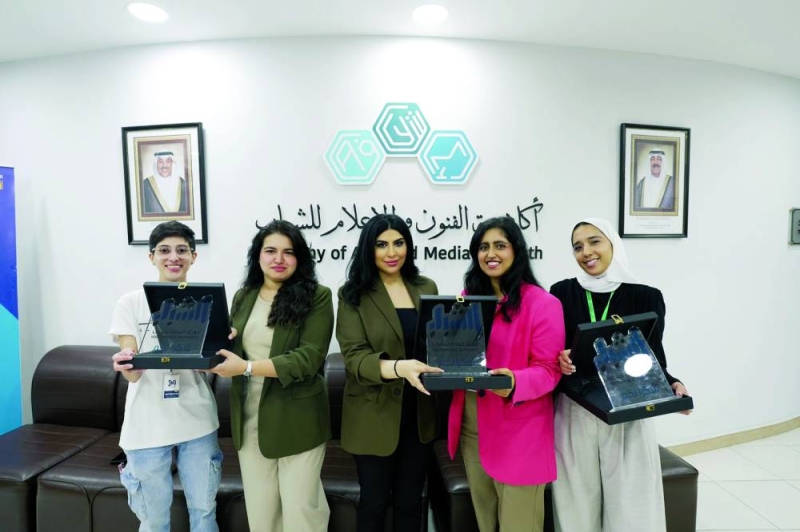 


أسرار الأنصاري تُكرّم المشاركين في تنظيم البرنامج 
