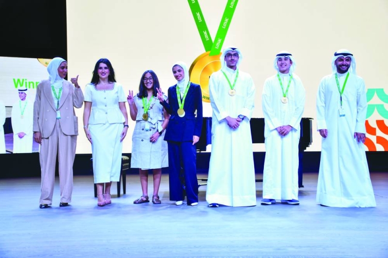 جانب من تكريم عدد من المشاركين في البرنامج