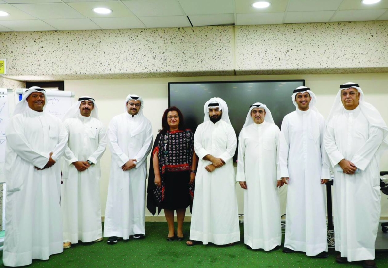 


البحر ومسؤولو الصندوق مع عدد من المهندسين المتدربين 