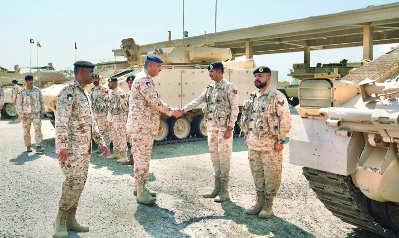 


رئيس الأركان خلال الجولة 