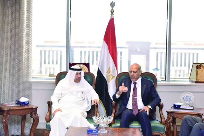 


السفير الديحاني ووزير العمل المصري محمد جبران 