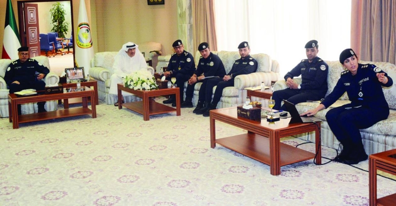 المُحافظ يستمع إلى شرح عن المشاكل المرورية