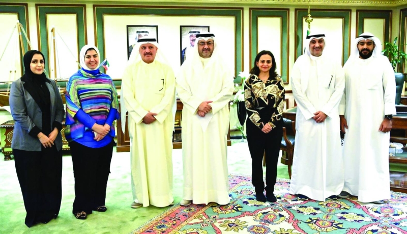 المحافظ متوسطاً ممثلي فريق «كفو» وعدداً من المتطوعين