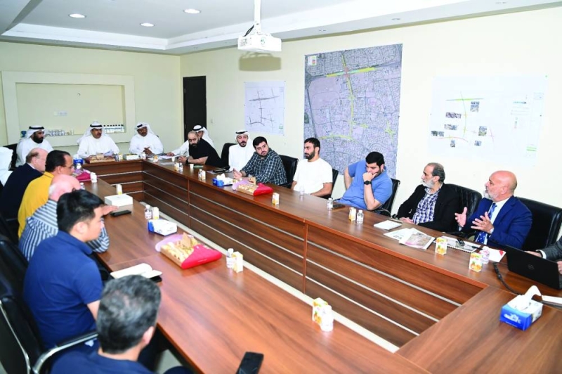 محافظ حولي مجتمعاً بمهندسي المشروع