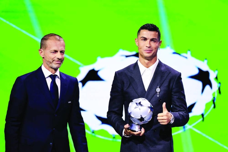 


كريستيانو رونالدو خلال تكريمه       	         (أ ف ب) 