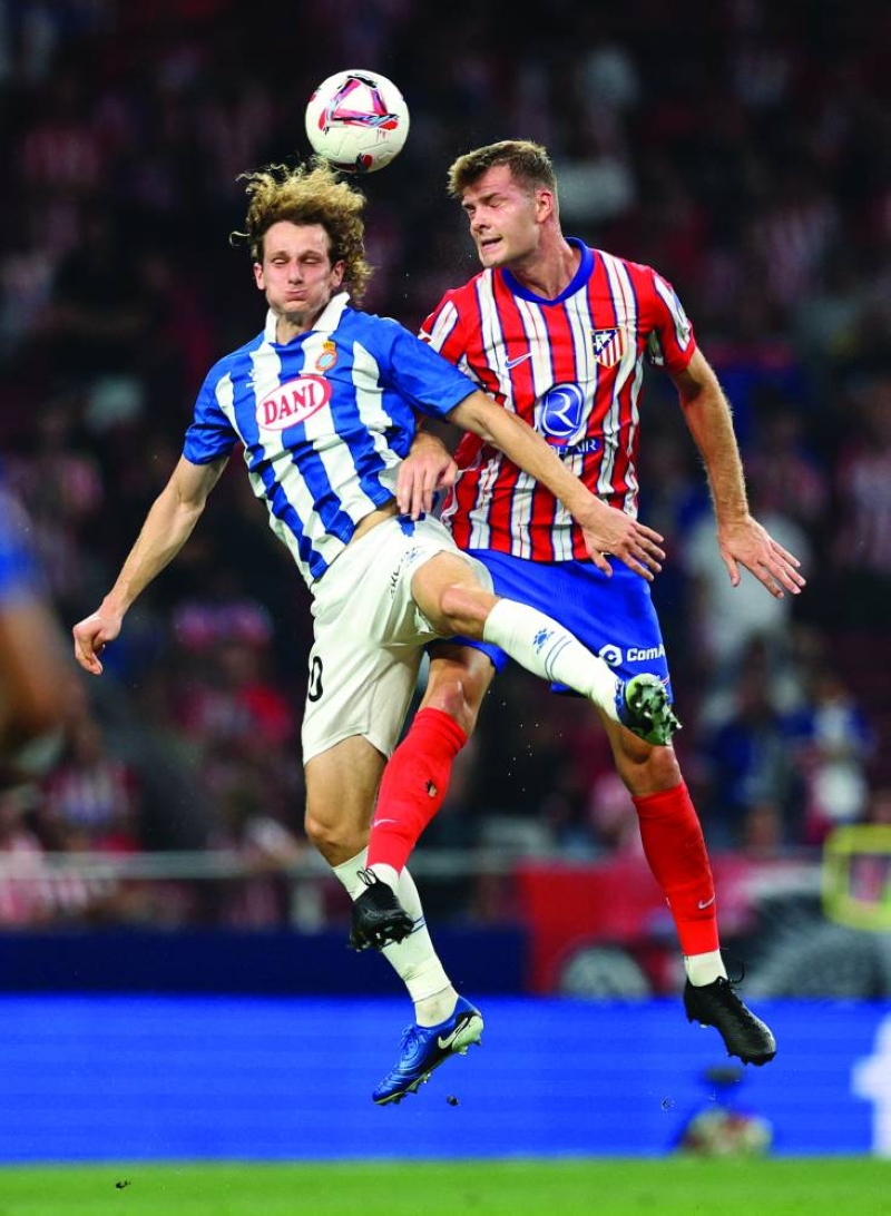 


ألكسندر سورلوث وأليكس كرال في صراع طائر على الكرة 	(رويترز) 