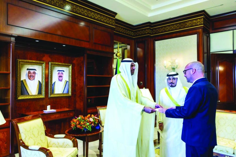 ...ومُتسلّماً نسخة من أوراق اعتماد سفير فرنسا