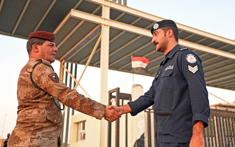 مصافحة كويتية - عراقية على الحدود (تصوير نايف العقلة)